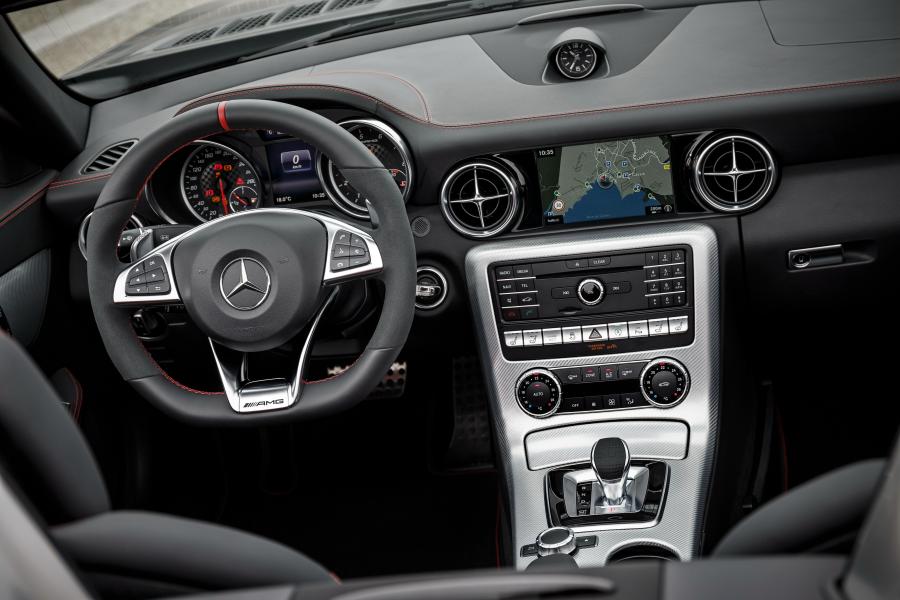 Интерьер Mercedes-AMG SLC43 2016 года  (фото 3 из 40)